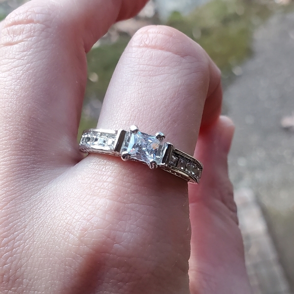 *RARE* Vintage Dainty Engagement Ring - Picture 1 of 15